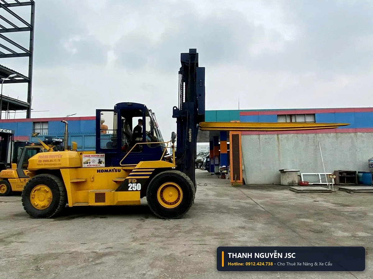 Dịch vụ cho thuê xe nâng 25 tấn Komatsu FD250 đời mới tải trọng nâng 25 tấn phục vụ KCN - ASIA-APPOLO tại Bắc Giang
