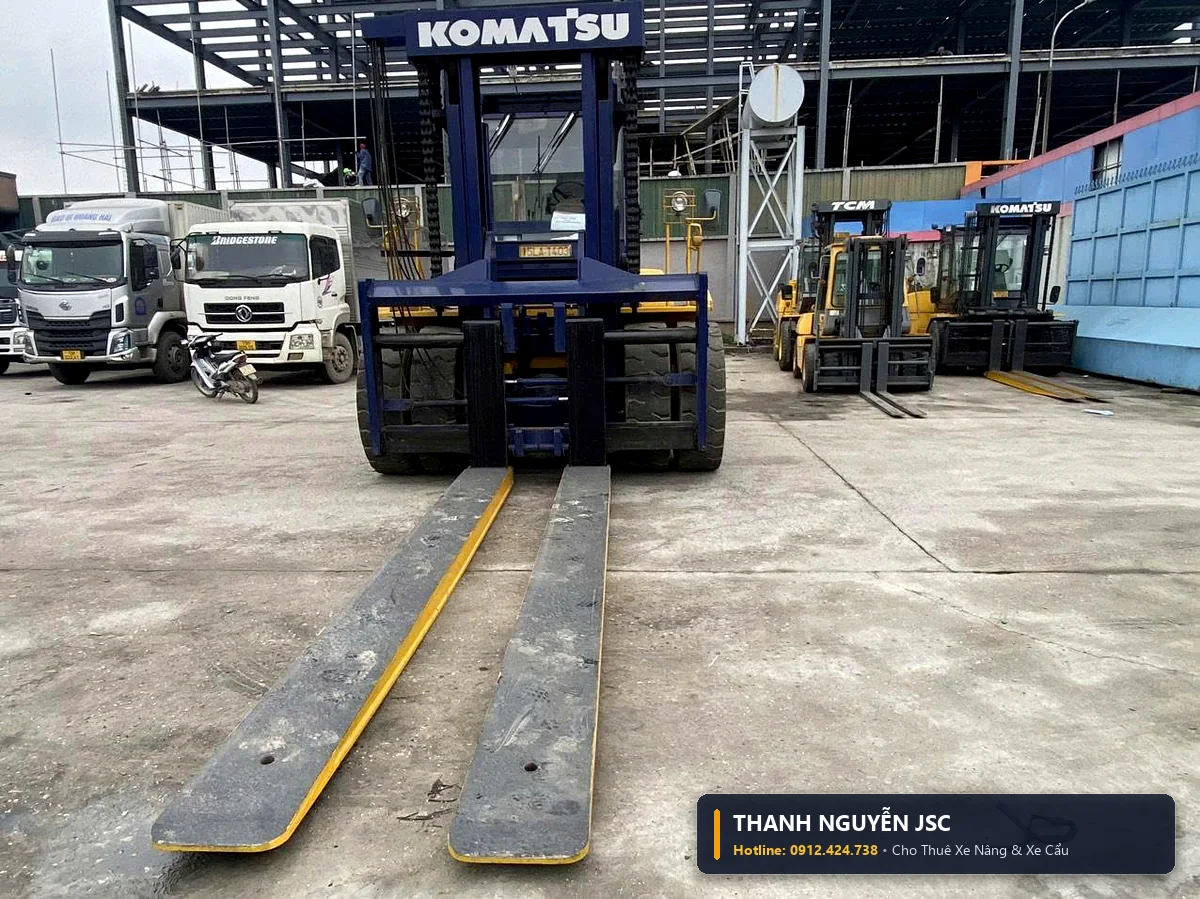 Đội xe nâng hàng siêu trường siêu trọng 25 tấn sẵn sàng tại bãi đỗ xe ASIA-APPOLO tại Bắc Giang