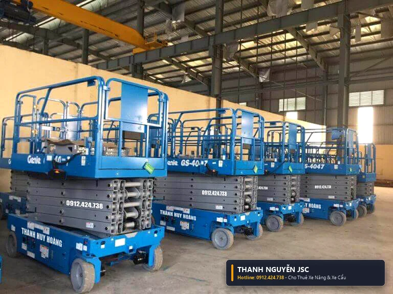 Đội xe nâng cắt kéo làm việc thi công trần xưởng KCN - Thành Nguyên JSC