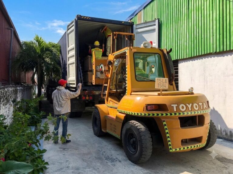 Quy Trình Rút Cont & Lắp Đặt Máy Ép Nhựa Easymaster Chống Trầy Xước Bằng Xe Nâng 7T Tại KCN Việt Hàn - Bắc Giang