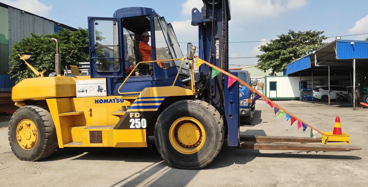 xe nâng Komatsu 25 tấn bánh đôi mỏ càng dài trang bị giá bảo hiểm an toàn tại KCN Đình Trám Bắc Giang 2 - ASIA-APPOLO xe nâng Komatsu 25 tấn bánh đôi mỏ càng dài trang bị giá bảo hiểm an toàn tại KCN Đình Trám Bắc Giang 2 - ASIA-APPOLO
