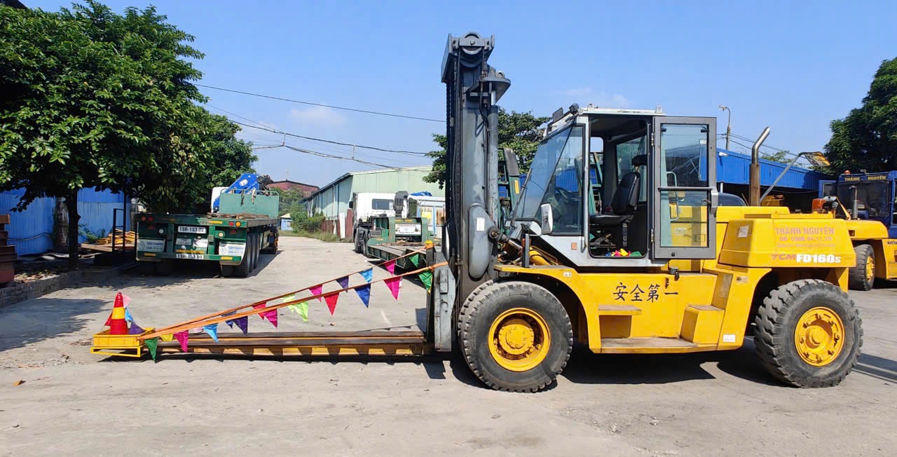 xe nâng hạng nặng TCM 16 tấn mỏ càng dài gắn cọc tiêu phản quang tại KCN Đình Trám Bắc Giang 2 - ASIA-APPOLO xe nâng hạng nặng TCM 16 tấn mỏ càng dài gắn cọc tiêu phản quang tại KCN Đình Trám Bắc Giang 2 - ASIA-APPOLO