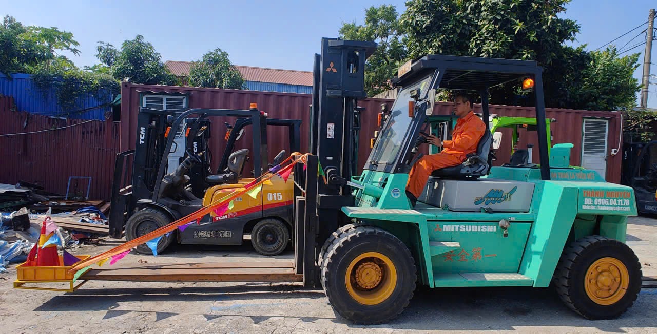 xe nâng Mitsubishi 7 tấn mỏ càng dài gắn giá an toàn phản quang tại KCN Đình Trám Bắc Giang 2 - ASIA-APPOLO xe nâng Mitsubishi 7 tấn mỏ càng dài gắn giá an toàn phản quang tại KCN Đình Trám Bắc Giang 2 - ASIA-APPOLO