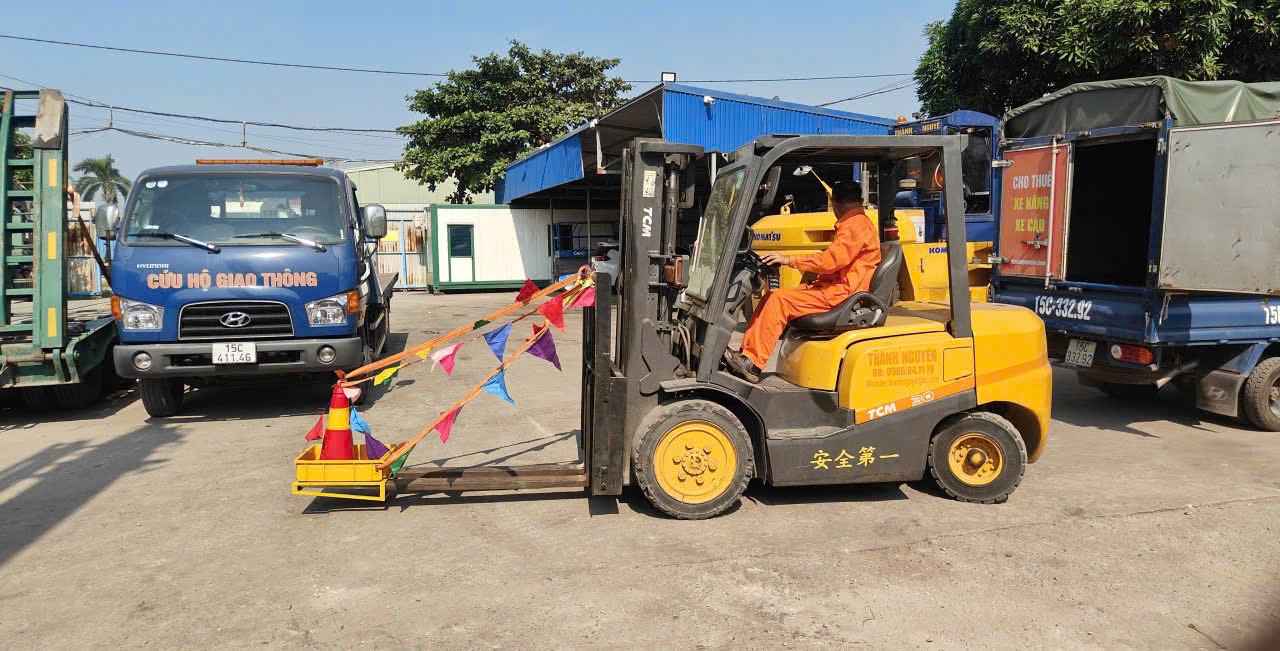 xe nâng TCM 3 tấn gắn biển An Toàn Là Trên Hết trang bị cọc tiêu bảo vệ tại KCN Đình Trám Bắc Giang 2 - ASIA-APPOLO xe nâng TCM 3 tấn gắn biển An Toàn Là Trên Hết trang bị cọc tiêu bảo vệ tại KCN Đình Trám Bắc Giang 2 - ASIA-APPOLO