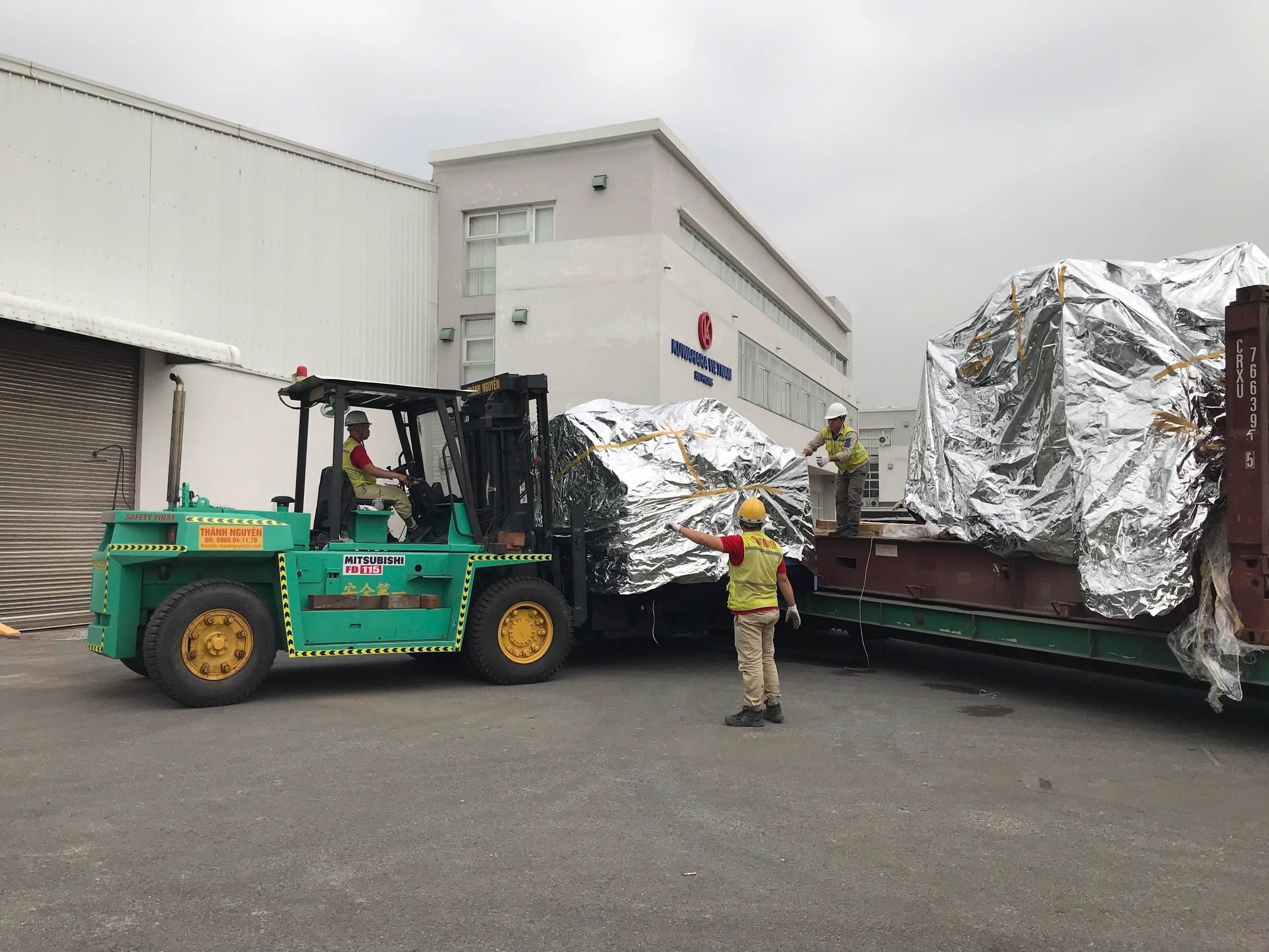 xe nâng Mitsubishi 11.5 tấn luồn càng dài bốc dỡ máy tiện CNC DOOSAN khỏi mooc lùn tại KCN Việt Hàn Bắc Giang 2 - ASIA-APPOLO xe nâng Mitsubishi 11.5 tấn luồn càng dài bốc dỡ máy tiện CNC DOOSAN khỏi mooc lùn tại KCN Việt Hàn Bắc Giang 2 - ASIA-APPOLO