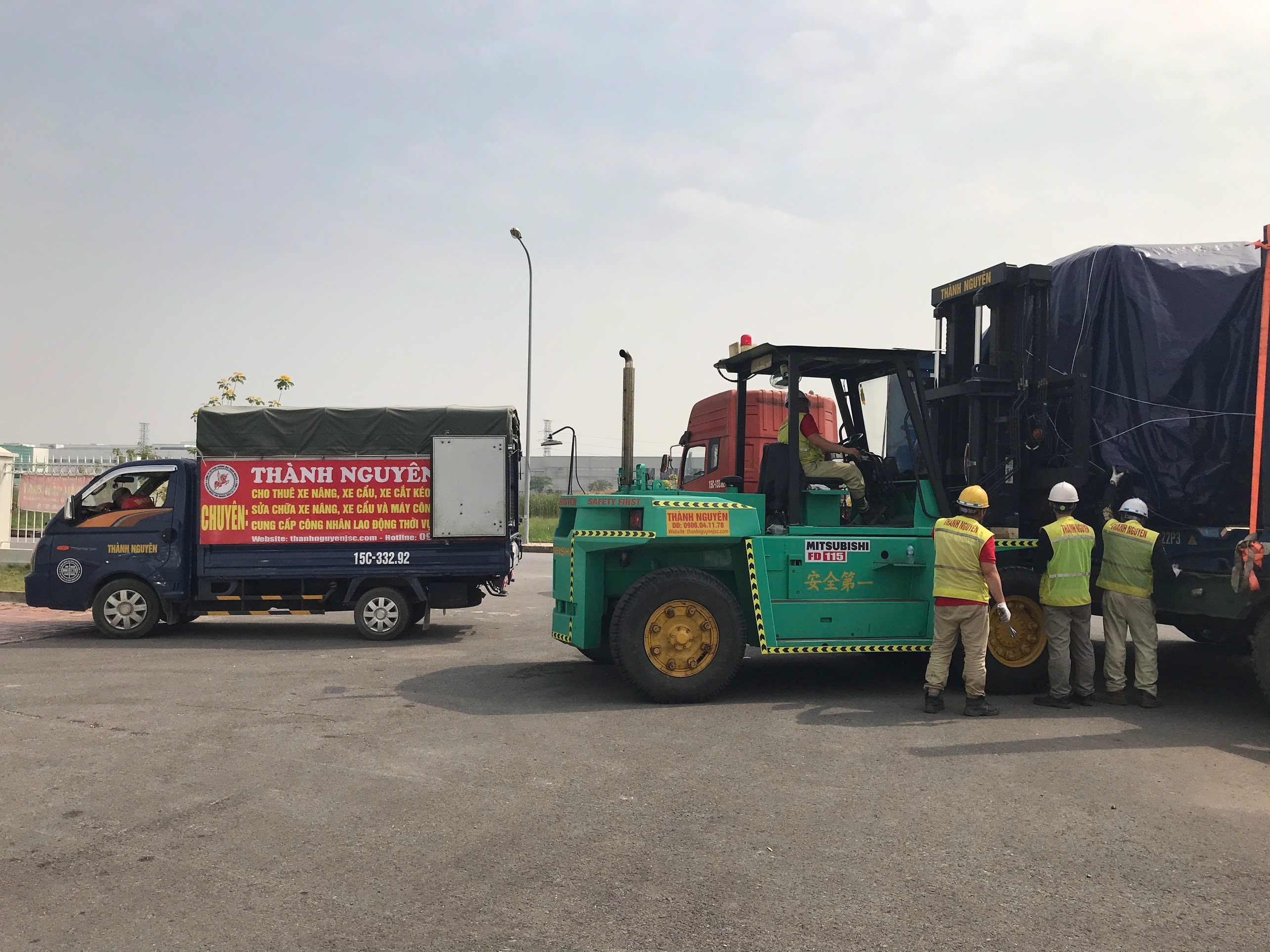 xe nâng Mitsubishi 11.5 tấn vận chuyển máy tiện CNC DOOSAN trên đường nội bộ KCN tại KCN Việt Hàn Bắc Giang 2 - ASIA-APPOLO xe nâng Mitsubishi 11.5 tấn vận chuyển máy tiện CNC DOOSAN trên đường nội bộ KCN tại KCN Việt Hàn Bắc Giang 2 - ASIA-APPOLO