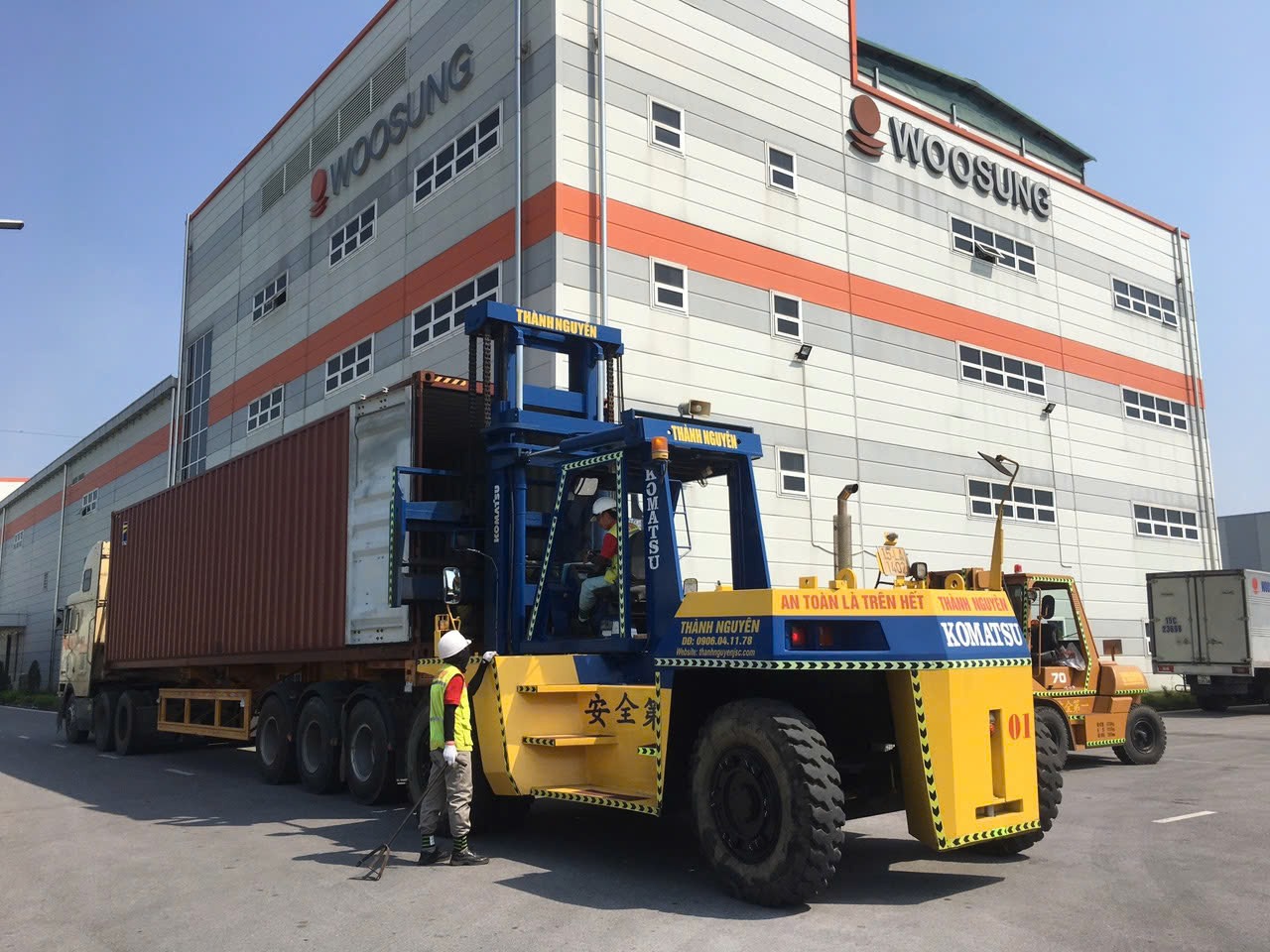 Nhật Ký Thi Công: Rút Ruột Container Open-Top Hạ Kiện Gỗ Máy Siêu Trọng Tại KCN Việt Hàn – Bắc Giang