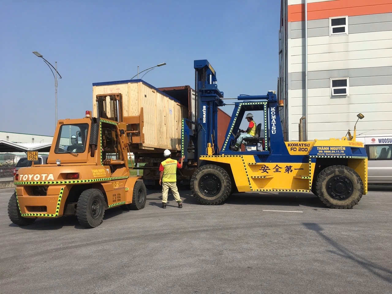 ASIA-APPOLO xe nâng bốc dỡ thân máy từ rơ moóc tại KCN Việt Hàn Bắc Giang 2 ASIA-APPOLO xe nâng bốc dỡ thân máy từ rơ moóc tại KCN Việt Hàn Bắc Giang 2