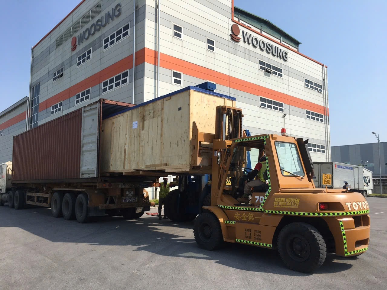 ASIA-APPOLO rùa con lăn PU luồn máy qua cửa hẹp vào xưởng tại KCN Việt Hàn Bắc Giang 2 ASIA-APPOLO rùa con lăn PU luồn máy qua cửa hẹp vào xưởng tại KCN Việt Hàn Bắc Giang 2