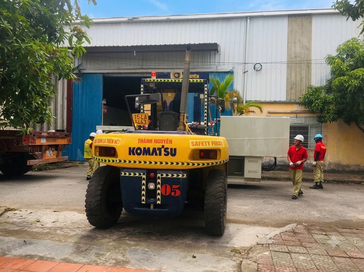 xe nâng Komatsu FD135 vận chuyển máy ép LK Potenza ra bãi tập kết tại KCN Hòa Phú Bắc Giang 2 - ASIA-APPOLO xe nâng Komatsu FD135 vận chuyển máy ép LK Potenza ra bãi tập kết tại KCN Hòa Phú Bắc Giang 2 - ASIA-APPOLO